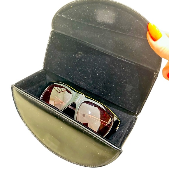 Marc Jacobs Black Classic Sunglasses marked gold tone sides in case - Picture 8 of 8